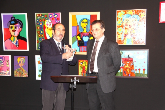 El presidente de ASSIDO, José Egea (izda.) y el decano del Colegio de Arquitectos, Antonio García, en la inauguración oficial de la exposición. 