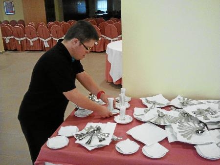 Una de las responsabilidades de Francisco: ocuparse de que las mesas se encuentren en perfecto estado. 