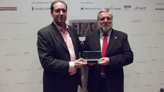 El Presidente de DOWN ESPAÑA, José Fabián Cámara (izda.) junto al Gerente de la entidad con el galardón. 