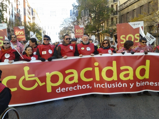 El Presidente de DOWN ESPAÑA, José Fabián Cámara, encabezando una de las pancartas en la manifestación. 