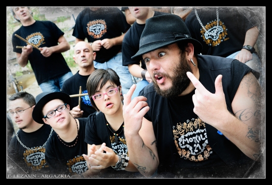 Kutxi Romero, cantante de Marea, se encarga de las labores vocales de la canción. 