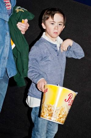 Nacho, uno de los niños con síndrome de Down que acudió con su familia al cine, se lo pasó fenomenal viendo Rompe Ralph 