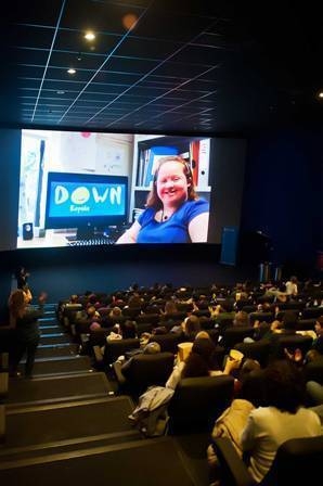 Cristina Dominguez, trabajadora de DOWN ESPAÑA, agradeció a Schindler su apoyo y felicitó la Navidad a los trabajadores de la compañía a través de un video. 