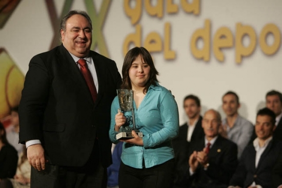 Iris Aguado recogió el premio de manos del presidente de las Cortes de Castilla-La Mancha, Vicente Tirado. 