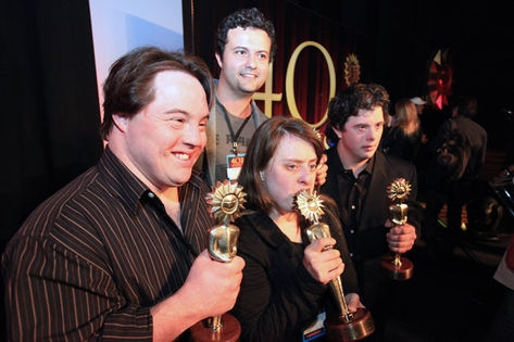Ariel, Rita y Velado, protagonistas de 'Colegas', junto al director del film. 
