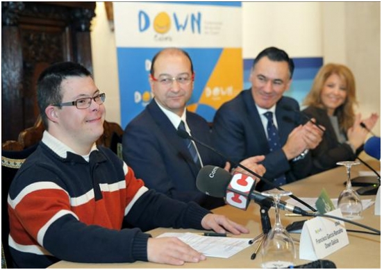 Un joven de DOWN GALICIA, con el Presidente de la entidad, Delmiro Prieto, a su izquierda. 