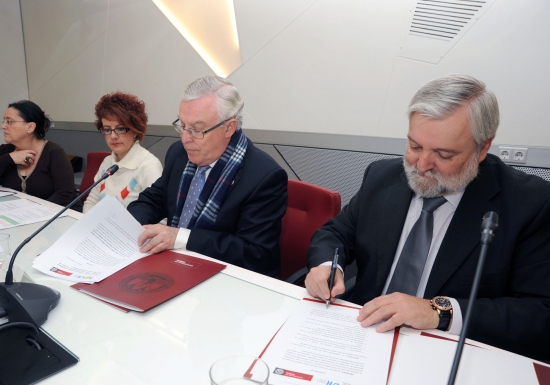 Firma del convenio por parte del Rector de la Universidad de Murcia (izquierda) y el Presidente de DOWN ESPAÑA (derecha) 