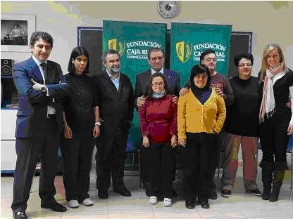 Representantes de DOWN CIUDAD REAL-CAMINAR y de la Fundación Caja Rural CLM, durante la firma del premio. 