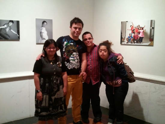 Los alumnos del taller visitan su propia obra. 