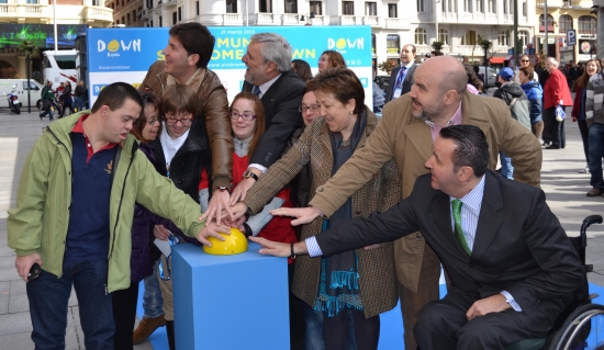Los encargados de inaugurar el Día Mundial del Síndrome de Down accionan el pulsador. 
