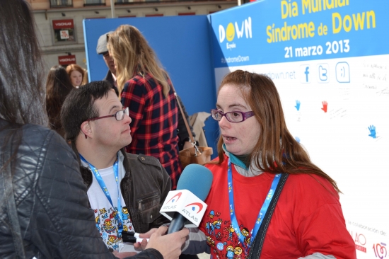 Dos jóvenes con síndrome de Down atienden a la prensa que se desplazó para cubrir el evento. 