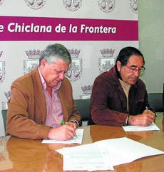 El presidente de ASODOWN, Francisco Rueda (derecha), y el alcalde de Chiclana de la Frontera, Ernesto Marín, firman el convenio. 