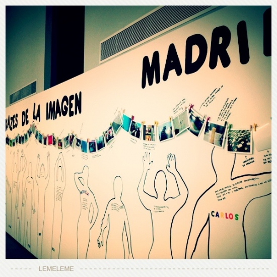 El muro expone el resultado del taller de fotografía. 