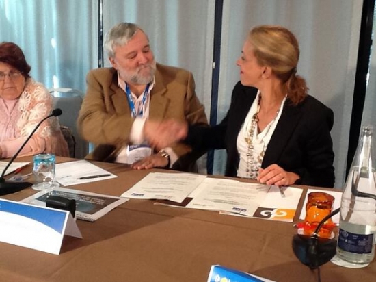 El Presidente de DOWN ESPAÑA, Fabián Cámara, y la subdirectora general de RSC de Divina Pastora Seguros, Pilar Nieto, rubrican el acuerdo. 