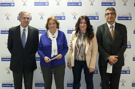 Representantes de DOWN EXTERMADURA y de Fundación Solidaridad Carrefour en el acto de entrega del dinero que servirá para renovar las aulas de psicomotricidad. 