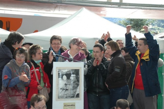 Miembros de DOWN NAVARRA reciben el reconocimiento. 