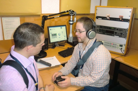 Los jóvenes conceden entrevistas en Radio Vaticano para hablar sobre Europa. 