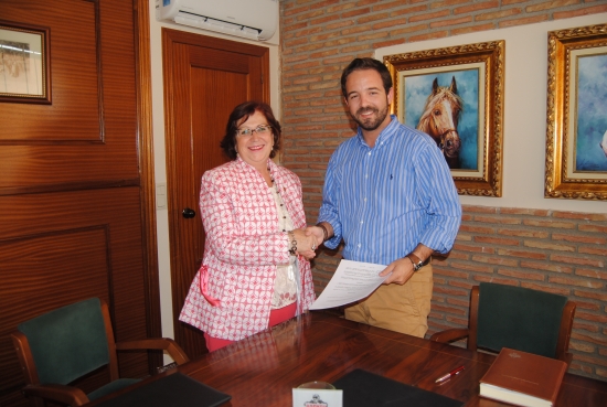 La presidenta de DOWN GRANADA, María del Pilar López, y el Director de Electrónica Rodych, Jorge Cruz, durante la firma del convenio de colaboración. 