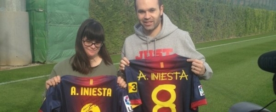 Anna junto al jugador Andrés Inista, que sujeta una camiseta con la tipografía de la joven. 