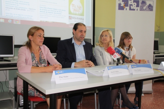 Izda a dcha: Pilar Nieto, dir. corp. Divina Pastora Seguros; Agustín Matía, gerente DOWN ESPAÑA; Pilar Gadea, presidenta Fundación Asindown; María, joven con síndrome de Down. 
