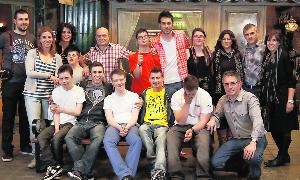 El reparto de 'Aída' posa con los miembros de DOWN LEÓN-AMIDOWN. 