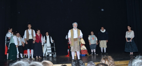 El Grupo de Teatro de DOWN COMPOSTELA en una representación de Fuenteovejuna. 