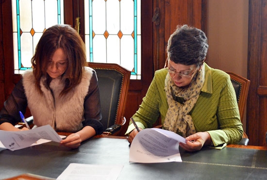 La alcaldesa de Jaén, Maribel Lozano (dcha.), y la presidenta de DOWN JAÉN, María Dolores Gómez (izda.), firman el convenio. 