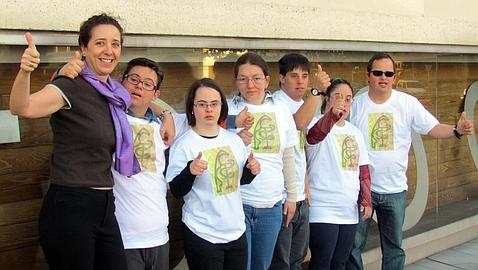 Los seis jóvenes junto a la presidenta del comité organizador del Congreso, Ana Álvarez. 