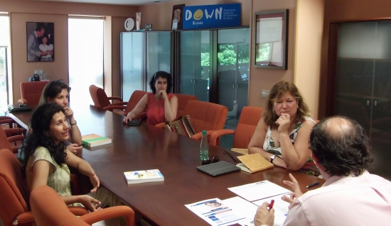 Las representantes de las cuatro entidades en reunión con el gerente de DOWN ESPAÑA, Agustín Matía. 