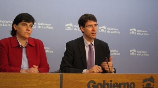 El consejero de Educación del Gobierno de La Rioja, Gonzalo Capellán, y la presidenta de DOWN LA RIOJA-ARSIDO, Milagros Portillo. 
