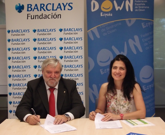 El presidente de DOWN ESPAÑA, José Fabián Cámara Pérez, y la directora gerente de FUNDACIÓN BARCLAYS, Beatriz Morilla, durante la firma del convenio. 