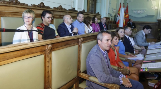 Ángela asiste a su primer pleno. 