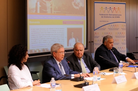 De izda. a dcha.: la Consejera de Asuntos Especiales de la Embajada de México, Isaura Portillo, el Pte. FIADOWN, Jesús Coronado, Sec. Gral. Iberoamericano, Enrique V. Iglesias, y el Sec. Gral. FIADOWN, Antonio Ventura. 