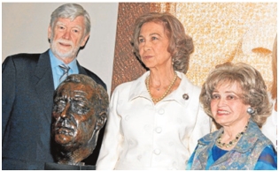 La Reina, con la codirectora de Lantos, Anette Lantos, y David Roosevelt, nieto del ex-presidente de EE.UU. 