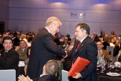 Entrega a Cajastur de un recuerdo del Encuentro 