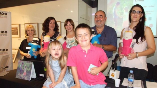 Los protagonistas, Pepa y Lolo, junto a responsables de ASSIDO y algunos de los artistas que han colaborado. 