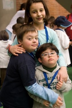 Tres amigos disfrutando de ratos de ocio 