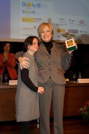 Carmen de Linares recoge el Trébol a la Solidaridad de manos de su hija 