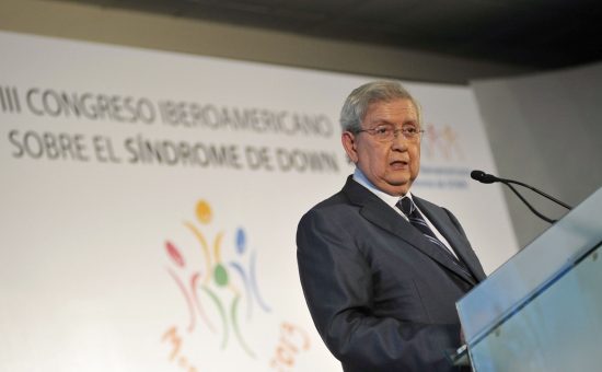 El presidente de FIADOWN, Jesús Coronado, durante la lectura de las conclusiones del III Congreso Iberoamericano sobre Síndrome de Down. 
