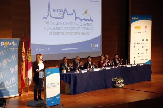 Lucía Bravo se dirige a los asistentes en el acto inaugural del encuentro. 