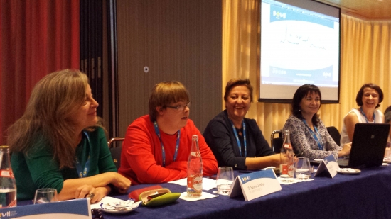 Un joven con síndrome de Down participa en la ponencia sobre educación inclusiva. 
