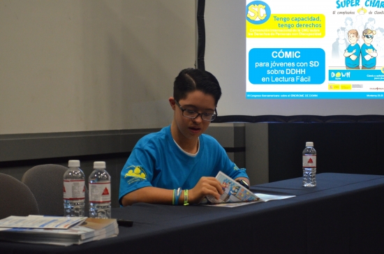 Óscar, un joven con síndrome de Down, colaboró en la presentación el cómic 'Super Char'. 