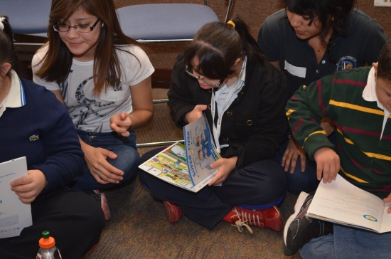 Jóvenes con síndrome de Down leen el cómic. 