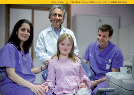 Marina, joven con síndrome de Down, posa en el mes de mayo con Pedro Diz, Maite Abeleira y Jacobo Limeres, de la Facultad de Odontología de la USC. 
