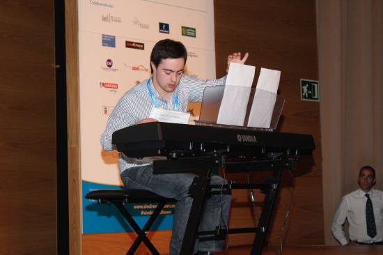 Miguel Maroto, joven con síndrome de Down, tocó dos piezas a piano durante la inauguración. 