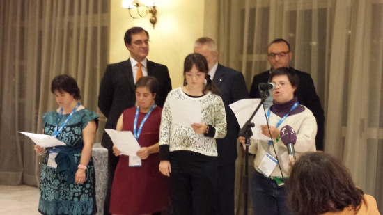 Jóvenes leen las conclusiones durante la cena de clausura. 