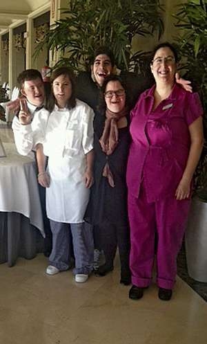 Alex, Laura, Pablo, Cristina y María Luisa llevan están ya formándose en distintas áreas del Hotel Finisterre. 