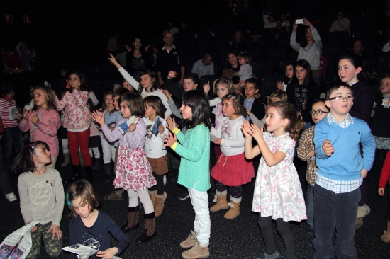 También hubo actuaciones en las que los niños con y sin síndrome de Down bailaron y jugaron juntos. 