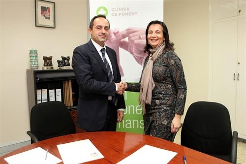 La presidenta de DOWN LLEIDA, Pilar Sanjuan, y el consejero delegado de la clínica, Armando Nieto, en la firma del convenio. 
