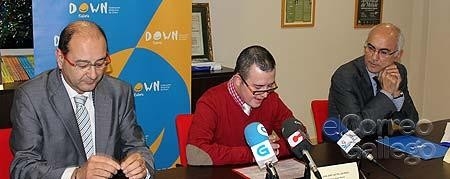 El presidente de DOWN GALICIA, Delmiro Prieto (izda.), y el presidente de la Sociedad Gallega de Gerontología y Geriatría, José Carlos Millán (dcha.), y Juan José Castrillón, persona con síndrome de Down (centro), presentan el acuerdo. El presidente de DOWN GALICIA, Delmiro Prieto (izda.), y el presidente de la Sociedad Gallega de Gerontología y Geriatría, José Carlos Millán (dcha.), y Juan José Castrillón, persona con síndrome de Down (centro), presentan el acuerdo.